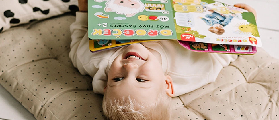 Child reading a KUTIS magazine